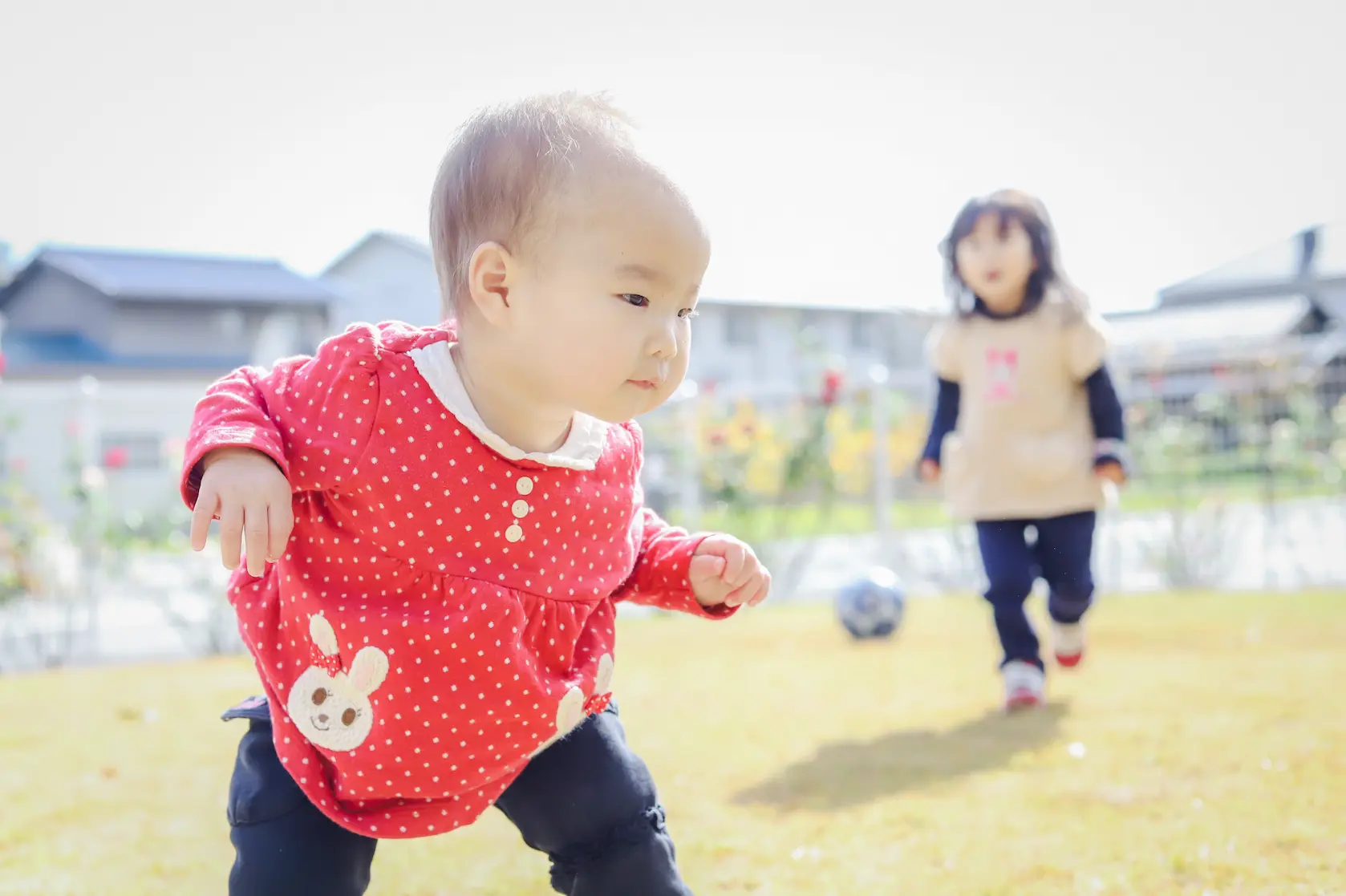 立ちあがろうとしている赤ちゃんの写真